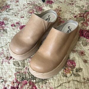 Free people clog